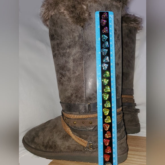 Faux fur Taupe boots with metal and braided bands around the ankle - Picture 5 of 5